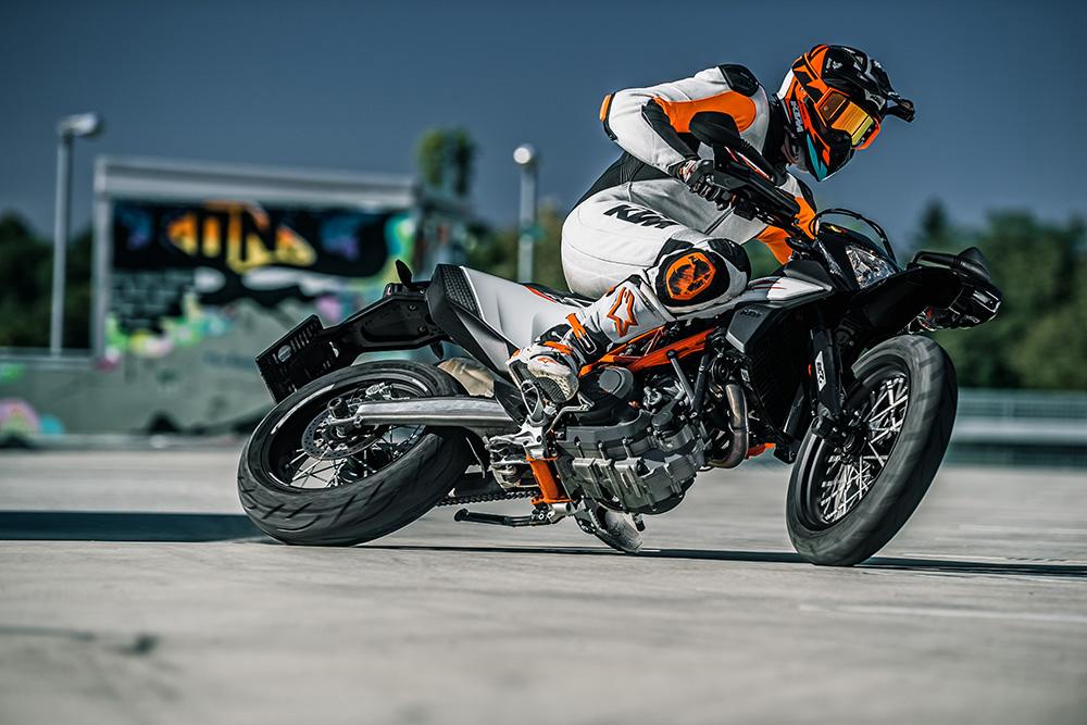 Motosiklet blog - KTM-690-SMC-R 2019, motosiklette bakış ayırma