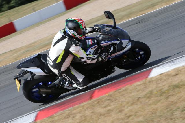 2018 süper motosiklet testi Yamaha R1 sağ viraj Donington