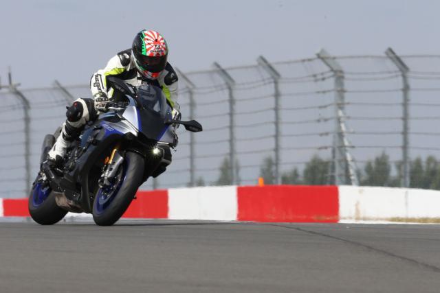 2018 süper motosiklet testi Yamaha R1 düzlük Donington
